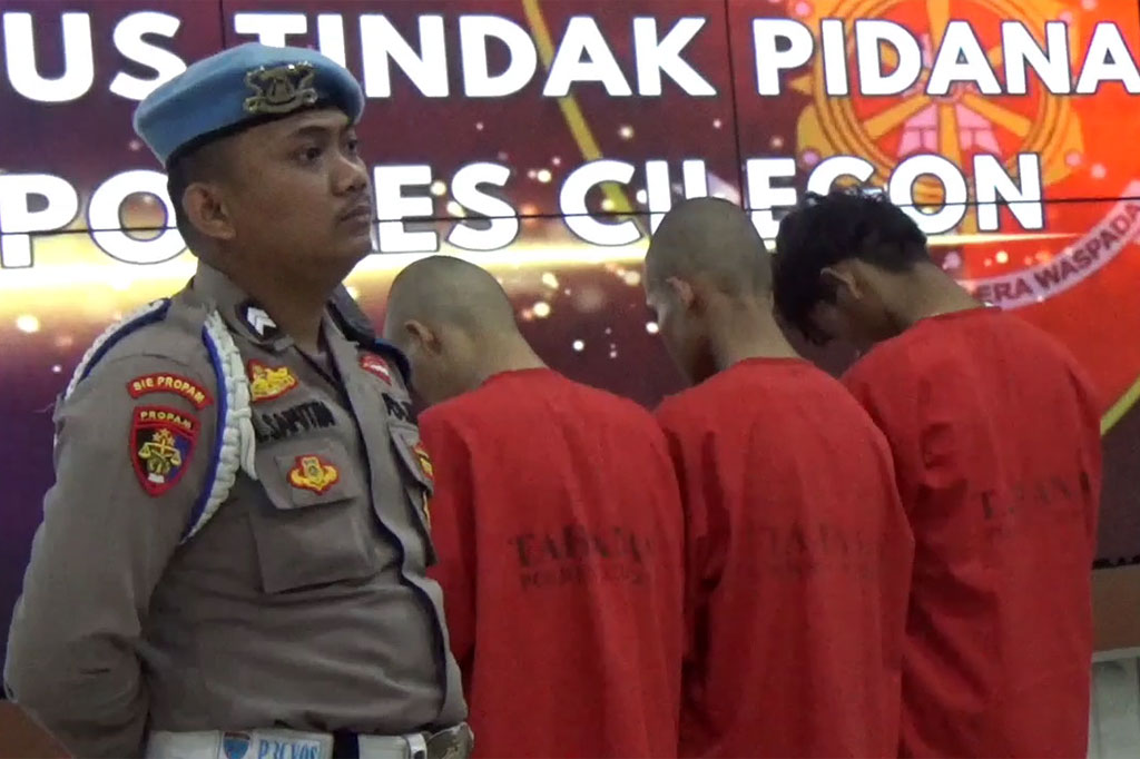 Polisi meringkus tiga tersangka pelaku pembacokan terhadap seorang remaja hingga tangannya nyaris putus saat melintas di Jalan Kembar-Merak, Kota Cilegon, Banten. Ironisnya, motif para pelaku melakukan penyerangan itu hanya untuk gagah-gagahan di media sosial.