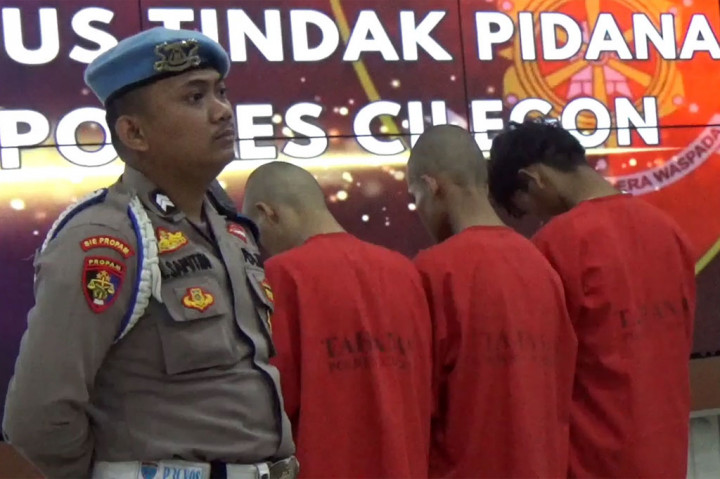 Polisi meringkus tiga tersangka pelaku pembacokan terhadap seorang remaja hingga tangannya nyaris putus saat melintas di Jalan Kembar-Merak, Kota Cilegon, Banten. Ironisnya, motif para pelaku melakukan penyerangan itu hanya untuk gagah-gagahan di media sosial.