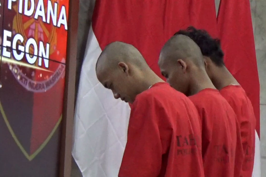 Tiga pemuda yang ditetapkan sebagai tersangka berinisial F-Z, I-B, dan H-K diringkus polisi usai membacok seorang remaja yang melintas di Jalan Kembar-Merak, Kota Cilegon, hingga tangannya nyaris putus.