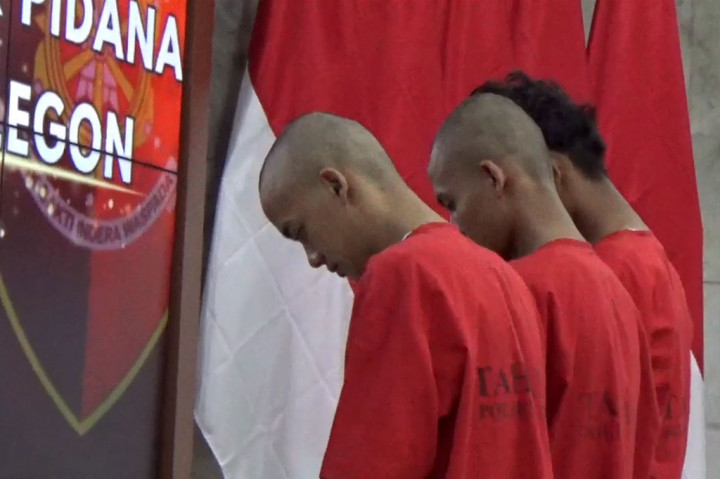 Tiga pemuda yang ditetapkan sebagai tersangka berinisial F-Z, I-B, dan H-K diringkus polisi usai membacok seorang remaja yang melintas di Jalan Kembar-Merak, Kota Cilegon, hingga tangannya nyaris putus.