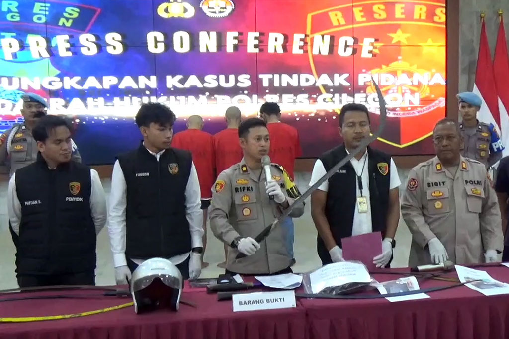 Menurut polisi, aksi penyerangan itu bermula saat para pelaku menonton aksi tawuran di wilayah Merak dari media sosial yang dilakukan korban. Para tersangka yang berjumlah enam orang kemudian mencegat korban dan langsung membacok rombongan korban.