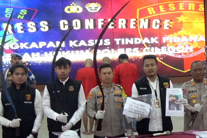 Akibatnya, korban mengalami cedera serius dan harus mendapatkan perawatan intensif di Rumah Sakit Umum Daerah (RSUD) Banten.