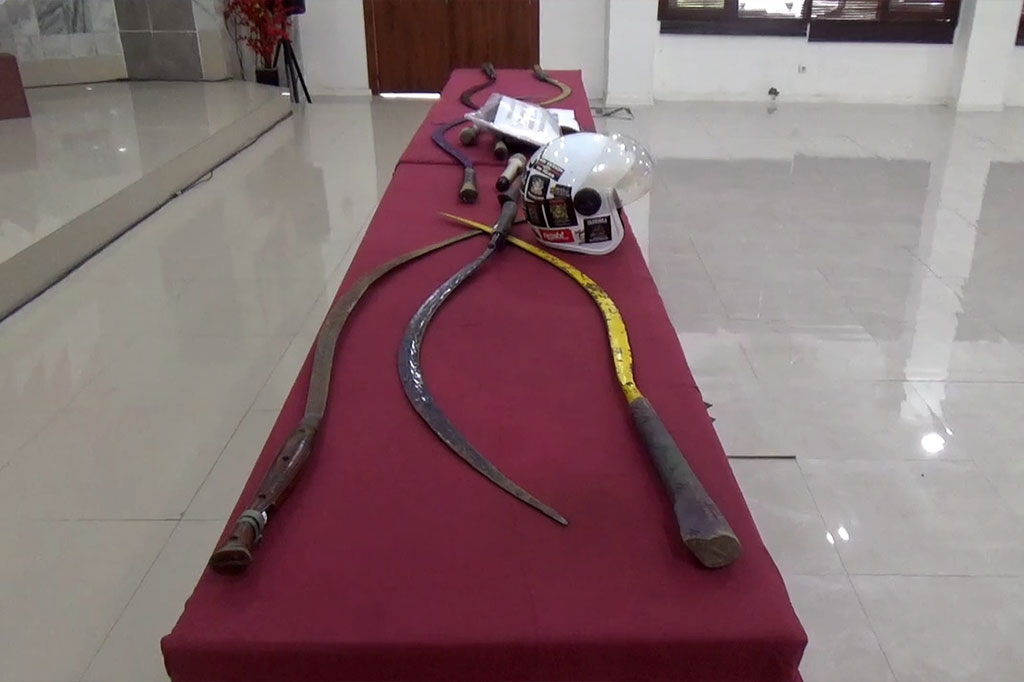 Petugas juga mengamankan empat unit sepeda motor yang digunakan para pelaku serta enam senjata tajam jenis celurit dan pakaian saksi yang menuh dengan noda darah korban.