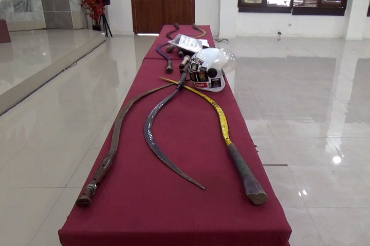 Petugas juga mengamankan empat unit sepeda motor yang digunakan para pelaku serta enam senjata tajam jenis celurit dan pakaian saksi yang menuh dengan noda darah korban.