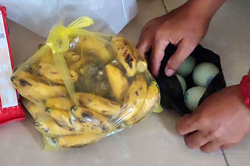 Pada kunjungan kali ini, Kartini dan Lusiana membawa makanan kesukaan Pegi Setiawan, yakni pisang dan telur asin. Hal itu diungkapkan oleh Lusiana, adik Pegi Setiawan. Menurutnya, Pegi Setiawan sangat menyukai pisang dan telur asin.