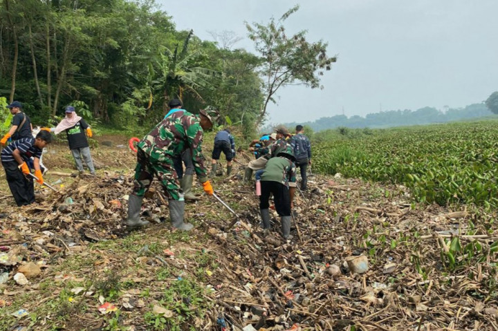 Sebanyak 6,8 ton sampah plastik dan eceng gondok berhasil diangkat dari Sungai Citarum di Kecamatan Cihampelas, Kabupaten Bandung Barat.