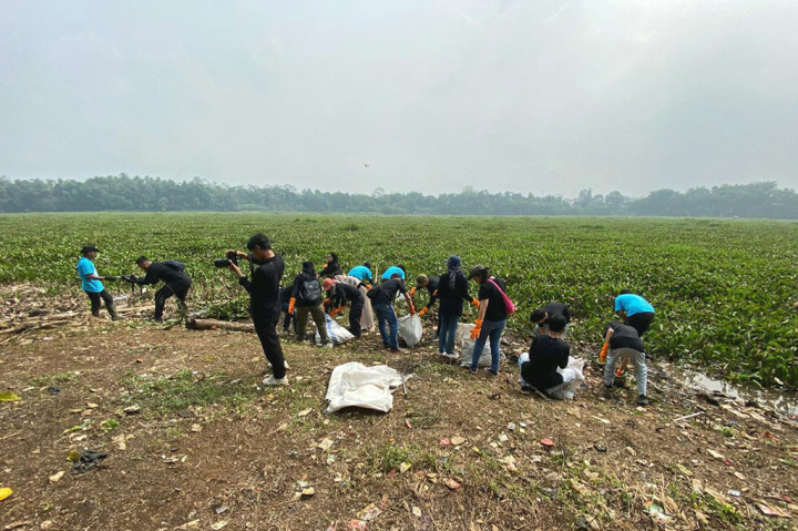 Kegiatan bersih-bersih sungai yang diberi nama Green Employee Involvement itu dilaksanakan oleh pegawai PT PLN dan Indonesia Power dengan melibatkan ratusan masyarakat sekitar.
