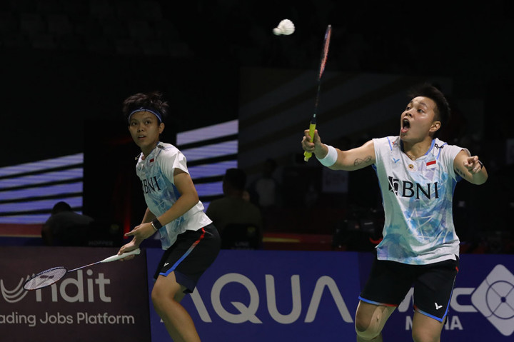 Pasangan ganda putri Indonesia Apriyani Rahayu/Siti Fadia Silva Ramadhanti berhasil mengatasi laga rubber game ketat sehingga berhak melaju ke babak 16 besar Indonesia Open 2024, Selasa, 4 Juni 2024.