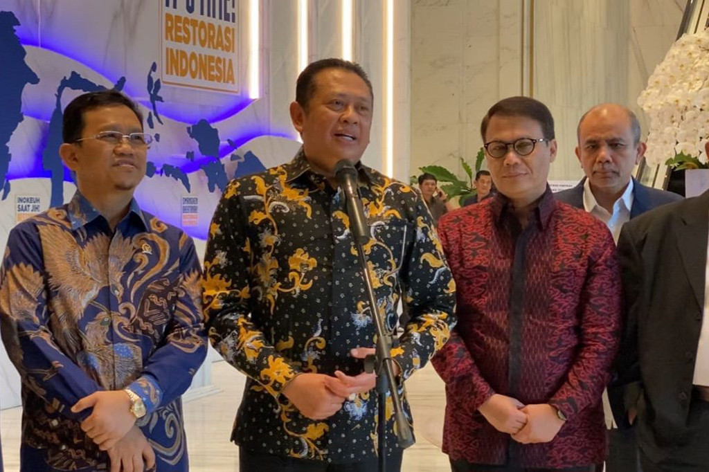 Diketahui, sebelum Bamsoet tiba di NasDem Tower, jajaran MPR RI sudah terlebih dahulu tiba. Ada Wakil Ketua MPR RI Fadel Muhammad dan Amir Uskara, serta Plt Sekretaris Jenderal MPR Siti Fauziah.