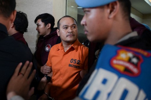 Selama masa pelariannya, Chaowalit berpura-pura bisu karena tidak bisa berbahasa Indonesia maupun Inggris. Dalam berkomunikasi dengan pihak-pihak yang menemaninya dia menggunakan bantuan aplikasi google translate.