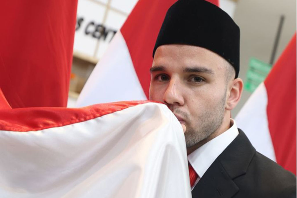 Pemain sepak bola asal Belanda Calvin Ronald Verdonk telah resmi menjadi warga negara Indonesia (WNI) usai pengambilan sumpah di Kantor Wilayah (Kanwil) Kemenkumham DKI Jakarta, Selasa, 4 Juni 2024. Setelah proses pengambilan sumpah, Verdonk juga langsung membuat KTP dan paspor Indonesia.