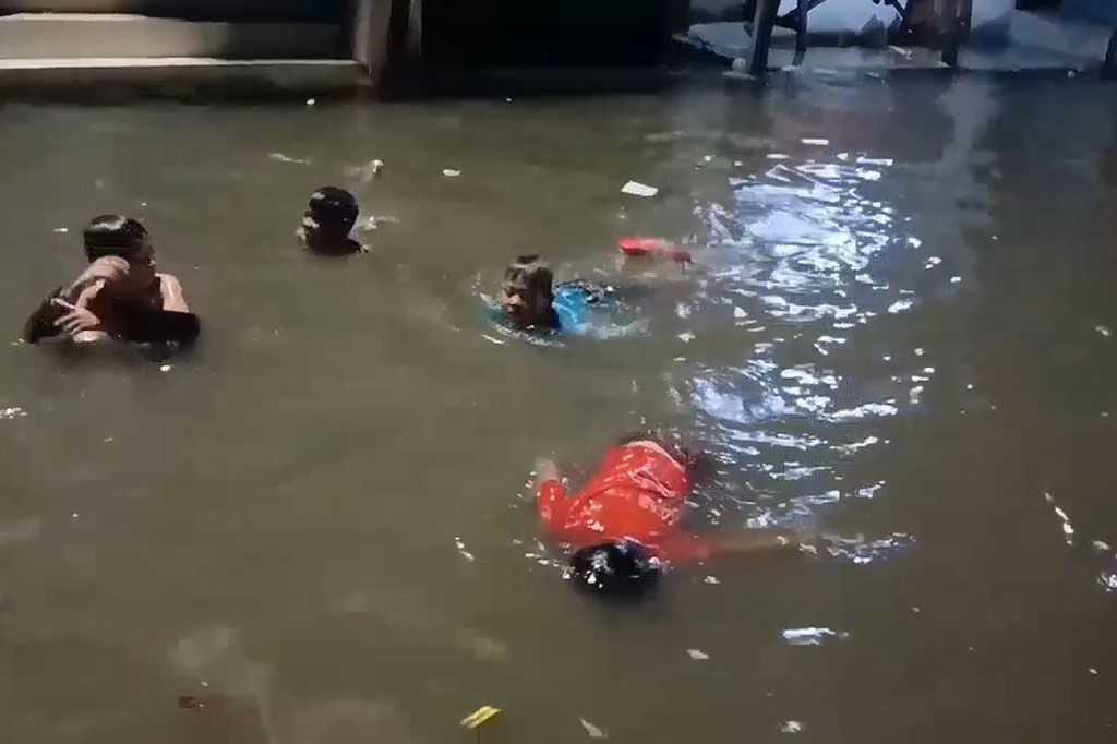 Akibat banjir yang sering melanda, warga Muara Angke tidak ada yang mengungsi dan memilih tetap tinggal. Bahkan tak sedikit anak kecil yang bermain air banjir meski sudah lewat pukul 23.00 WIB.