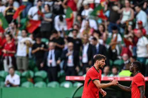 Portugal memperbesar keunggulan pada masa injury time babak pertama melalui tendangan penalti Diogo Jota. Babak pertama berakhir dengan skor 2-0.