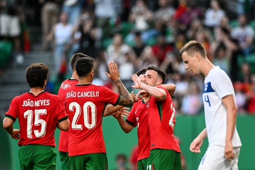 Tim asuhan Roberto Martinez berhasil membuka keunggulan pada menit ke-17 berkat gol sundulan Ruben Dias yang memanfaatkan sepak pojok Vitinha.