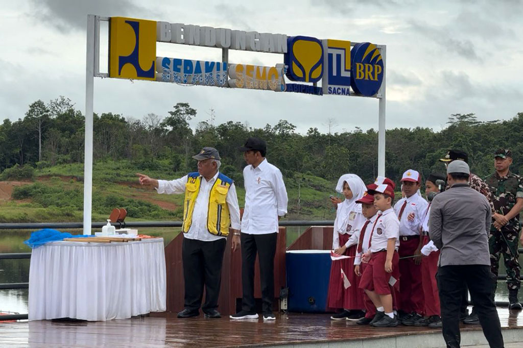 Presiden Jokowi kemudian meresmikan Bendungan Sepaku Semoi di Kecamatan Sepaku, Kabupaten Penajam Paser Utara. 