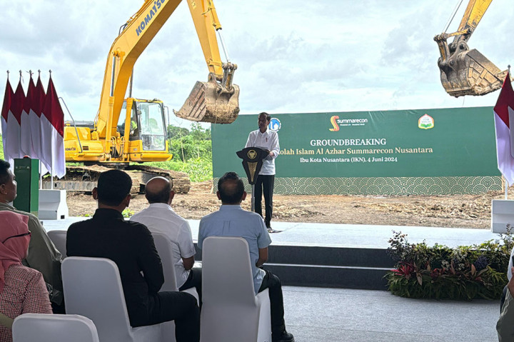 Sebelum meresmikan peletakan batu pertama Universitas Gunadarma, Presiden juga melakukan peletakan batu pertama untuk sekolah SD, SMP dan SMA Al Azhar Summarecon.