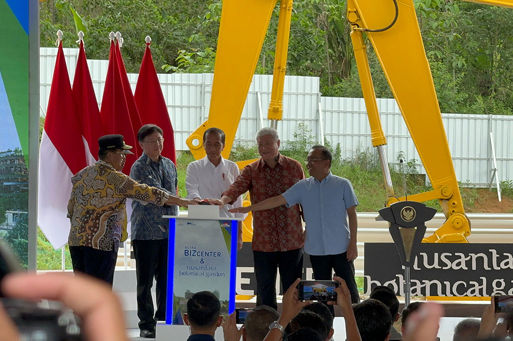 Jokowi juga menghadiri acara peletakan batu pertama Astra Biz Center-IKN yang merupakan bentuk dukungan Astra dalam pembangunan Ibu Kota Nusantara (IKN) pada Rabu.