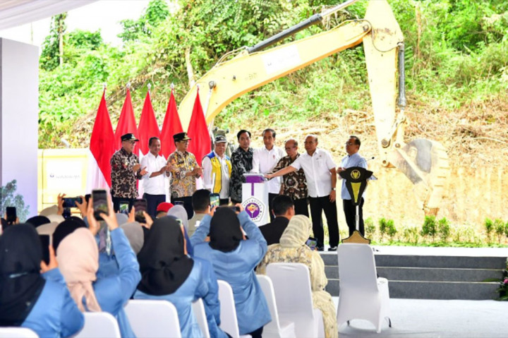 Setelah itu Presiden Jokowi meresmikan dimulainya pembangunan Gedung Kampus Program Doktor Internasional Universitas Gunadarma, sebagai universitas pertama di Ibu Kota Nusantara.