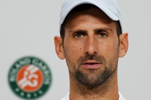 Novak Djokovic menarik diri dari French Open menjelang perempat final melawan Casper Ruud karena cedera lutut yang diderita pada babak sebelumnya.