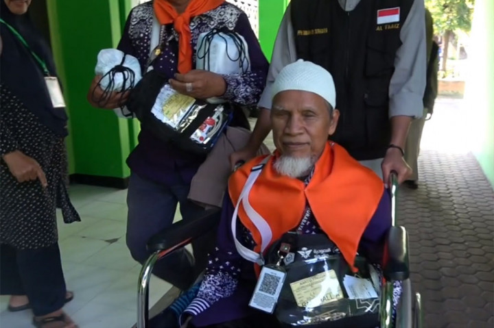 Seorang jemaah haji tunanetra yang berprofesi sebagai tukang pijat akhirnya bisa naik haji setelah menabung lebih dari 10 tahun. Pensiunan PNS Dinas Sosial ini berharap bisa menjadi haji yang mabrur.