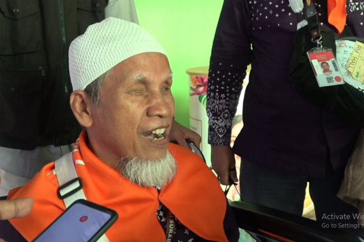 Kasiyo bin Joyowiono, 70, akhirnya bisa berangkat haji tahun ini setelah upayanya menyisihkan uang hasil jerih payah sebagai tukang pijat selama bertahun-tahun. Warga Tabanan, Bali ini saat ini sudah berada di Embarkasi Asrama Haji Sukolilo Surabaya, Jawa Timur.