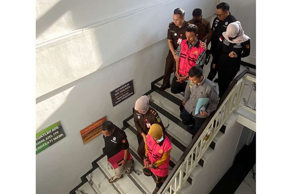 Keduanya ditahan di cabang Rutan Medaeng di Kejaksaan Tinggi Jawa Timur selama dua pekan ke depan. Mereka ditahan sejak tanggal 4 Juni hingga 23 Juni 2024 mendatang.