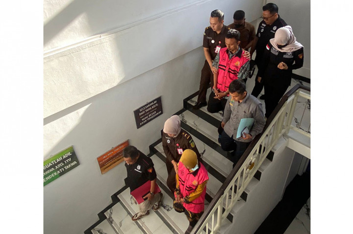 Keduanya ditahan di cabang Rutan Medaeng di Kejaksaan Tinggi Jawa Timur selama dua pekan ke depan. Mereka ditahan sejak tanggal 4 Juni hingga 23 Juni 2024 mendatang.