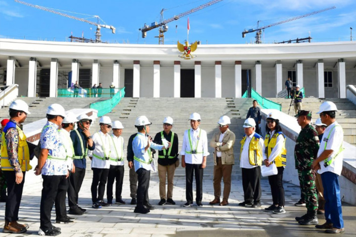 Presiden Joko Widodo meninjau langsung kesiapan lapangan upacara yang akan digunakan dalam peringatan Hari Ulang Tahun (HUT) ke-79 RI di kawasan Ibu Kota Nusantara (IKN), Kabupaten Penajam Paser Utara, Kalimantan Timur, Rabu, 5 Juni 2024. 