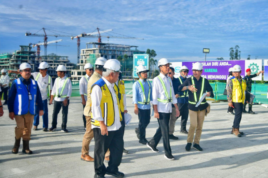 Dalam kesempatan tersebut, Jokowi juga meninjau sejumlah lokasi yang akan dijadikan tempat upacara. Menurut Presiden, semua persiapan dan tempat pelaksanaan HUT ke-79 RI sudah berjalan dengan baik. “Tadi kita cek satu per satu dari lokasi, venue, kemudian tata urut upacara, semuanya sudah tidak ada masalah,” ungkap Presiden.