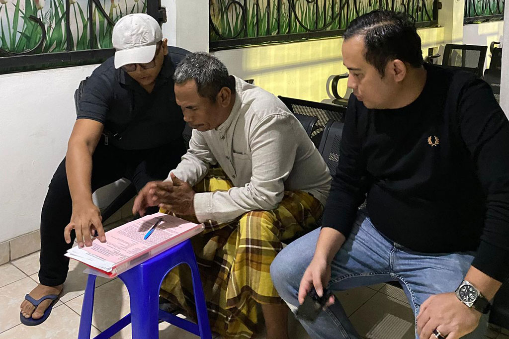 Salah satu tersangka kasus dugaan korupsi tanah kas Desa Gempolsari, Kecamatan Tanggulangin, Kabupaten Sidoarjo bernama Istafudin (I) akhirnya berhasil ditangkap di kawasan Desa Kedungbanteng Kecamatan Tanggulangin, Sidoarjo pada Minggu, 2 Juni 2024. 