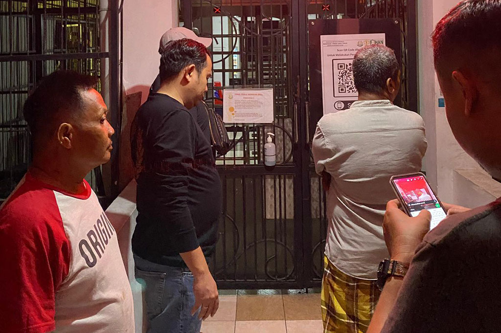 I merupakan salah satu tersangka kasus korupsi TKD Gempolsari Kecamatan Tanggulangin, Sidoarjo. Selain dia juga ada terdakwa SA (Kepala Desa Gempolsari periode 2016-2022), terdakwa MI (swasta), terdakwa S (swasta) dan Tersangka AF (swasta) masih DPO.