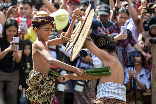 Tradisi tahunan yang dilakukan warga setempat sebagai bentuk penghormatan kepada Dewa Indra atau Dewa Perang tersebut disaksikan oleh ribuan penonton dari kalangan pelajar, konten kreator, dan wisatawan mancanegara.