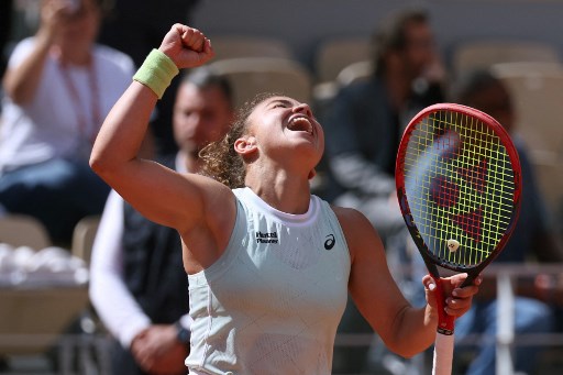 Petenis Italia Jasmine Paolini mencapai semifinal Grand Slam pertamanya di French Open, Rabu, 5 Juni 2024, setelah menyingkirkan unggulan keempat Elena Rybakina 6-2, 4-6, 6-4.