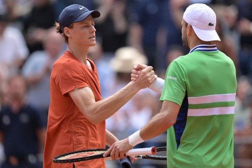 Di sektor putra Jannik Sinner mengamankan tempat di semifinal usai mengalahkan Grigor Dimitrov straight set, Selasa, 4 Juni 2024 waktu setempat. Juara Australian Open itu meraih kemenangan 6-2, 6-4, 7-6(7/3).