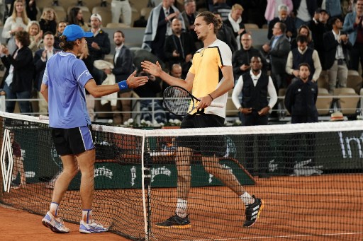Alexander Zverev melaju ke semifinal French Open keempat berturut-turut dengan kemenangan 6-4, 7-6(7/5), 6-4 atas unggulan ke-11 asal Australia Alex de Minaur, Rabu, 5 Juni 2024 waktu setempat.