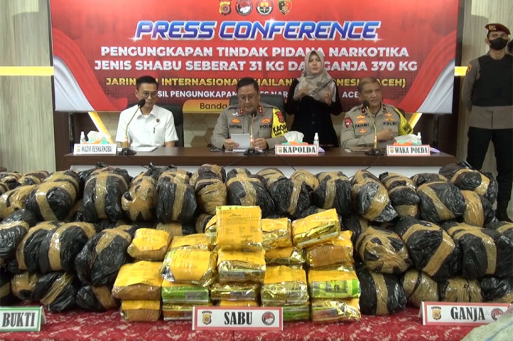 Direktorat Reserse Narkoba Kepolisian Daerah Aceh menggagalkan penyelundupan narkotika jenis sabu seberat 31 kilogram dan ganja 370 kilogram yang berasal dari jaringan internasional Thailand-Indonesia.