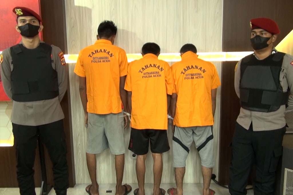 Kapolda Aceh Irjen Achmad Kartiko mengatakan dalam penindakan peredaran narkotika, petugas menangkap tiga  terduga pelaku di tiga tempat berbeda di Provinsi Aceh.