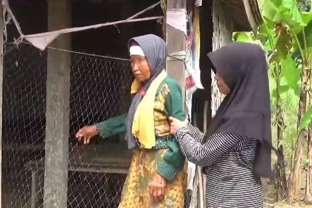 Seorang nenek berkebutuhan khusus di Kabupaten Bangkalan, Madura yang berprofesi sebagai tukang pijat mendapat panggilan untuk naik haji tahun ini. Uang untuk biaya naik haji didapatkan dari manabung hasil upah memijat selama sekitar 12 tahun.