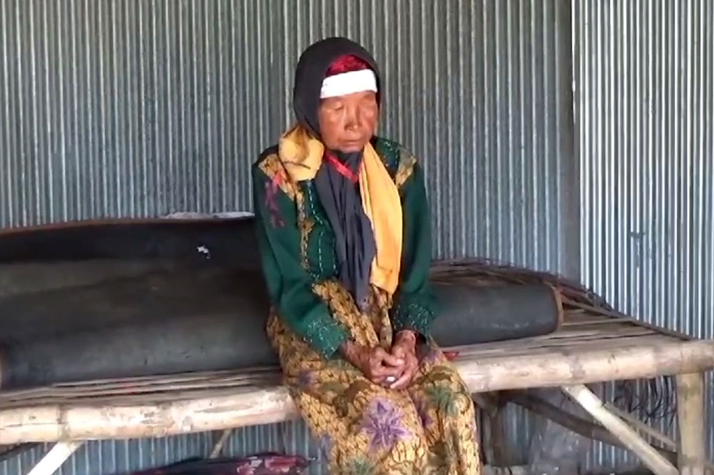 Dalam kesehariannya, Hotijah berprofesi sebagai tukang pijat panggilan. Setiap harinya dengan menggunakan tongkat sebagai teman berjalan kaki, Hotijah menyusuri jalan desa untuk pergi ke rumah warga yang ingin menggunakan jasa memijatnya.