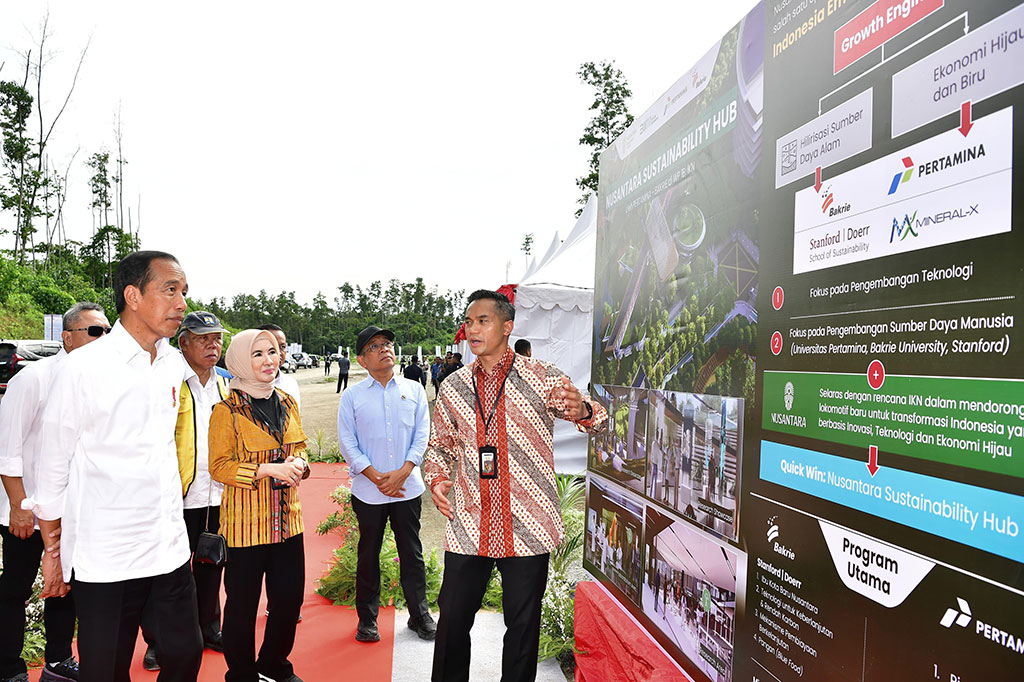 Presiden Joko Widodo melakukan peletakan batu pertama atau groundbreaking Nusantara Sustainability Hub di Kawasan Ibu Kota Nusantara (IKN), Kabupaten Penajam Paser Utara, Provinsi Kalimantan Timur.
