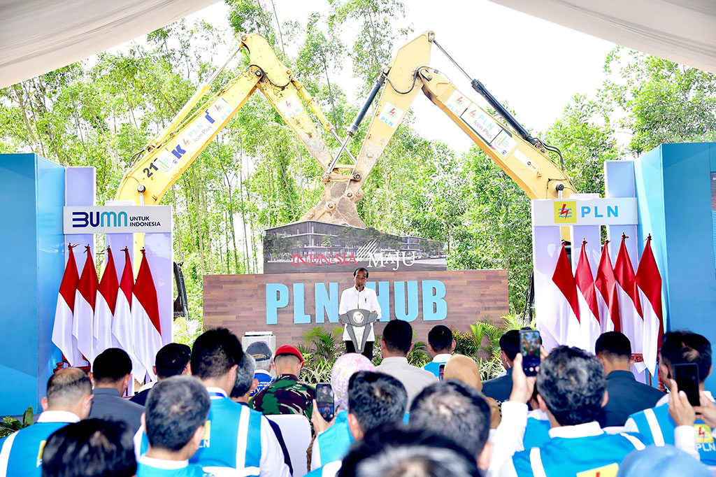 Presiden Joko Widodo melakukan peletakan batu pertama atau groundbreaking PLN HUB di Kawasan Ibu Kota Nusantara (IKN), Kabupaten Penajam Paser Utara, Provinsi Kalimantan Timur, pada Rabu. 