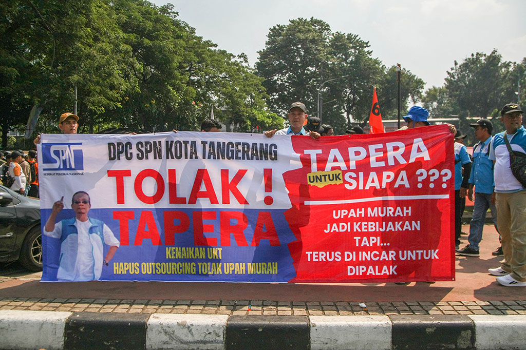 Tampak pula spanduk bertuliskan 'Tolak PP tentang Tapera', 'Cabut Omnibus Law UU Cipta Kerja', dan 'Tolak aturan KRIS BPJS Kesehatan'.