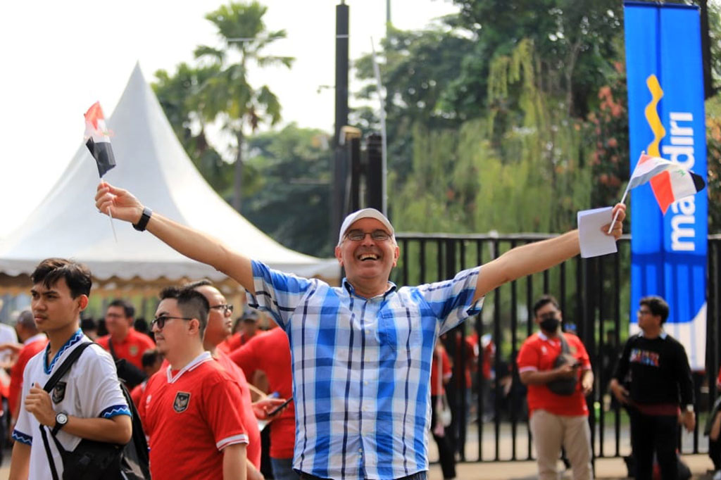 Tak hanya supporter Indonesia, supporter Irak pun juga terpantau hadir. Mereka datang dengan membawa bendera Irak bersama rekan-rekannya.