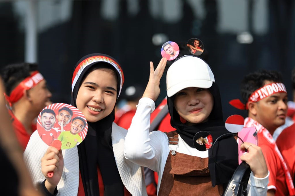 Suporter datang mengenakan berbagai macam atribut, seperti syal bertuliskan 'Indonesia', jersey timnas warna merah maupun putih, hingga Bendera Merah Putih.