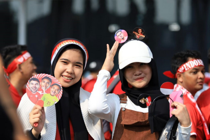 Suporter datang mengenakan berbagai macam atribut, seperti syal bertuliskan 'Indonesia', jersey timnas warna merah maupun putih, hingga Bendera Merah Putih.