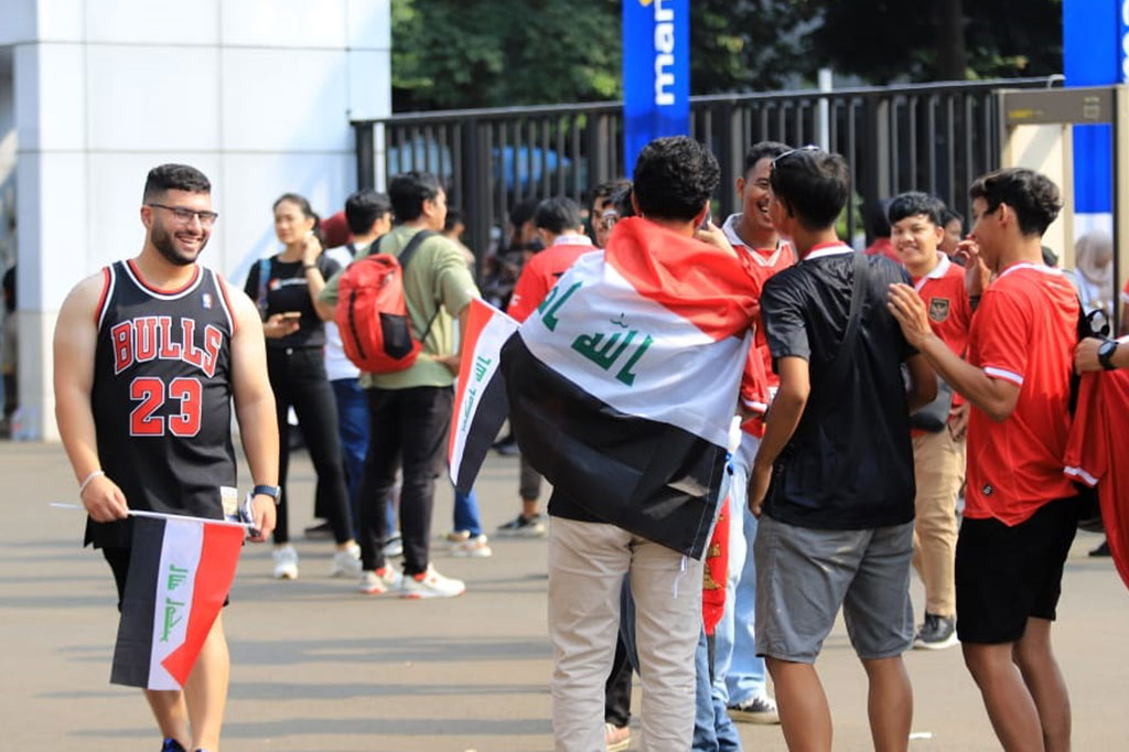 Ekspresi mereka nampak gembira saat memasuki Stadion Utama Gelora Bung Karno. Mereka melompat-lompat dan juga mengibarkan bendera Irak. Mereka tampak berbaur dengan para suporter Indonesia.