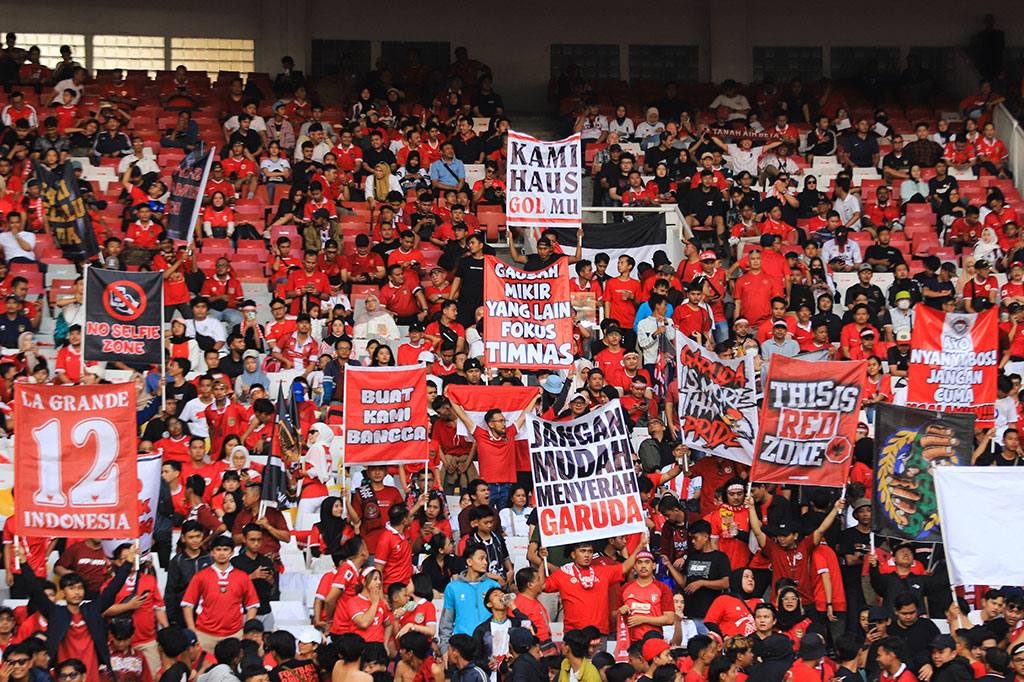 Ribuan suporter tanpa henti mendukung Timnas Merah Putih.