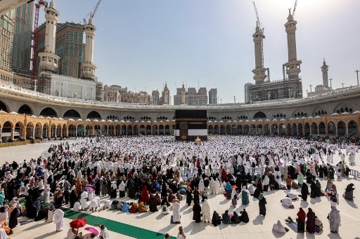 Menjelang berakhirnya fase kedatangan jemaah calon haji (closing date) pada 10 Juni 2024, kondisi Masjidil Haram semakin padat oleh jemaah dari berbagai belahan dunia khususnya pada saat shalat lima waktu. 