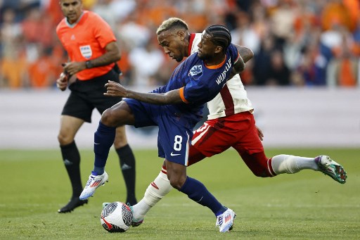 Belanda mendominasi jalannya pertandingan, tetapi mereka gagal mencetak gol di babak pertama. Koeman kemudian sejumlah pergantian, selepas jeda istirahat dan memasukkan Virgil van Dijk, Wout Weghorst, Donyell Malen, dan Steven Bergwijn.