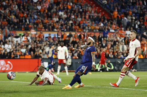 Belanda baru bisa memecahkan kebuntuan menjadi 1-0 pada menit ke-50 lewat gol Depay setelah menyambut umpan silang Frimpong dari kanan.